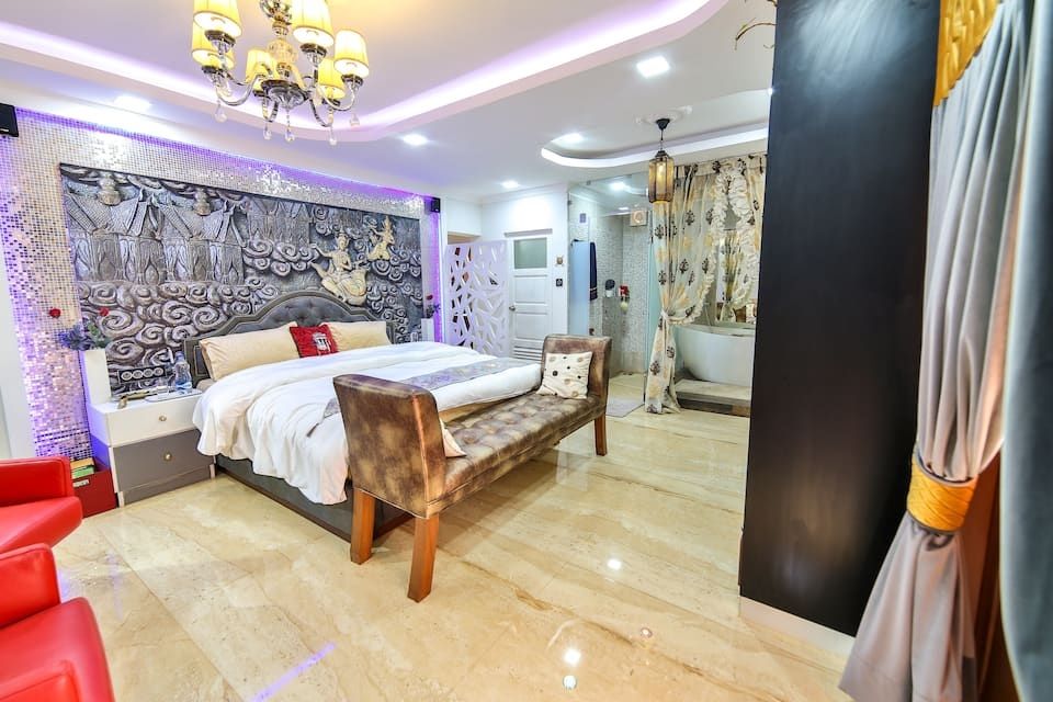 Executive Bath Tub Room