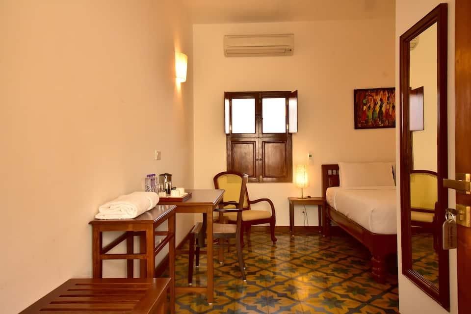 Petit Palais by CROSSWAY Classic Room 8