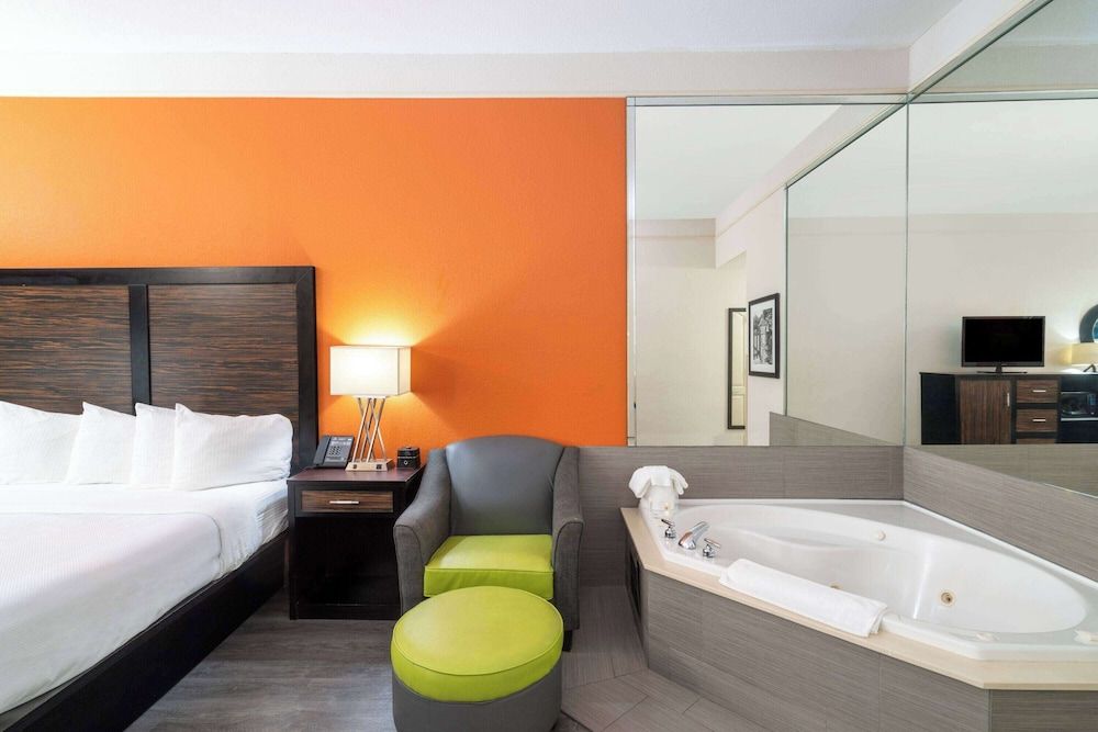 Deluxe Studio Suite, 1 King Bed, Non Smoking