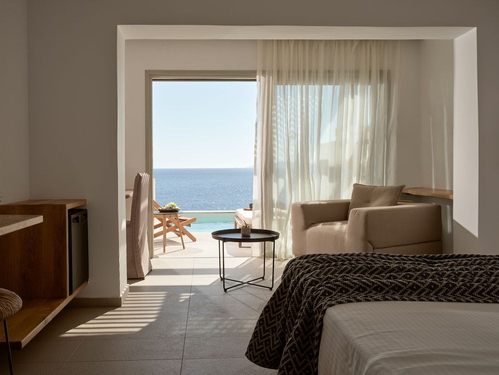 Suites on the Rocks Private Infinity Pool