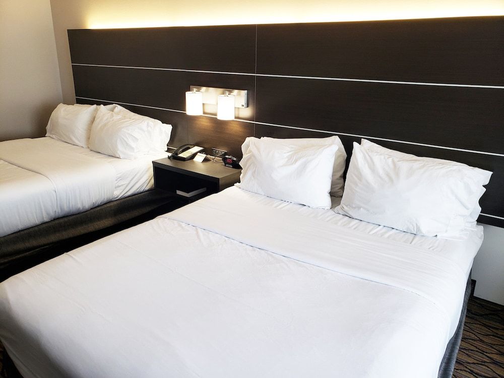 Room, 2 Queen Beds, Accessible (Mobility, Roll-In Shower)