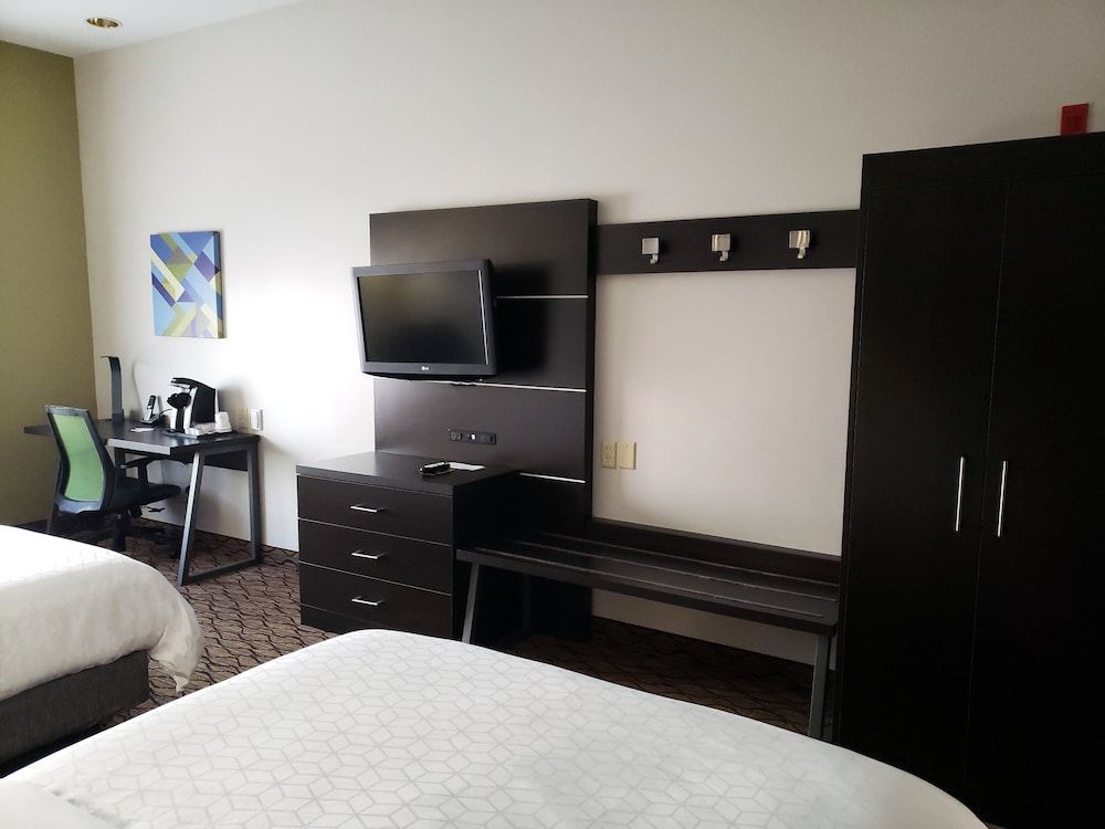 Room, 2 Queen Beds, Accessible (Mobility, Roll-In Shower)