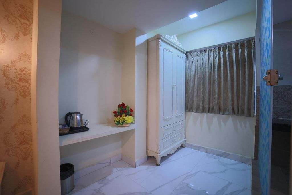 undefined Hotel President 10