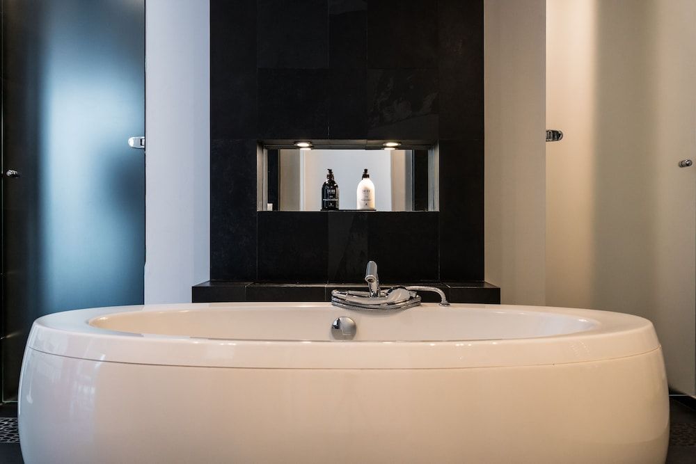 1K Paris Junior Double or Twin Room, Courtyard View 9