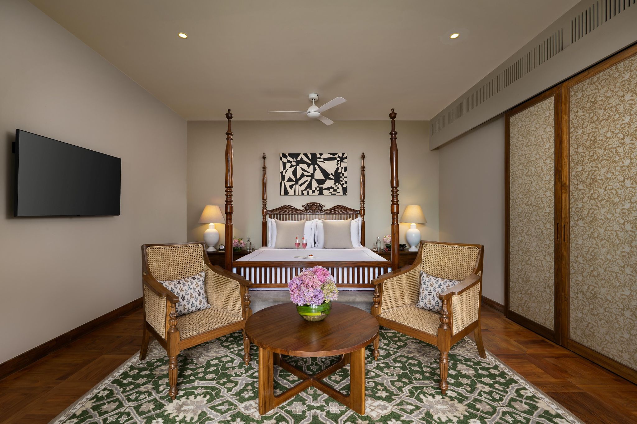 Deluxe Duplex with Jacuzzi 