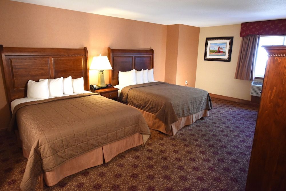 Hamilton Inn Select Beachfront Mackinaw City Elite Room, 1 King Bed and 1 Queen Bed