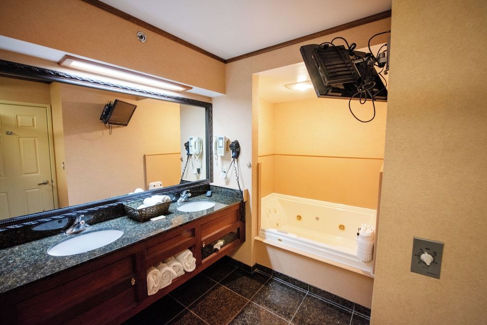 Hamilton Inn Select Beachfront Mackinaw City Elite Room, 1 King Bed and 1 Queen Bed 12