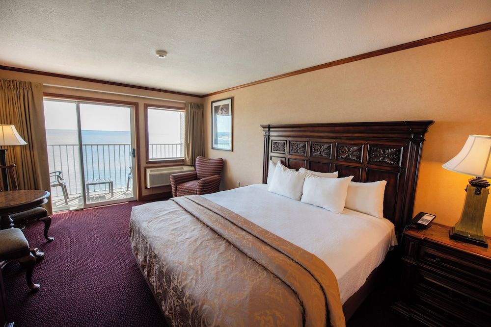 Hamilton Inn Select Beachfront Mackinaw City Elite Room, 1 King Bed and 1 Queen Bed 4
