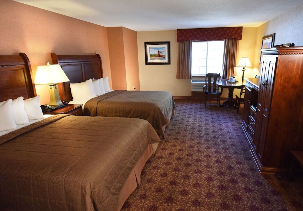 Hamilton Inn Select Beachfront Mackinaw City Executive Suite, 2 Bedrooms, 2 Bathrooms