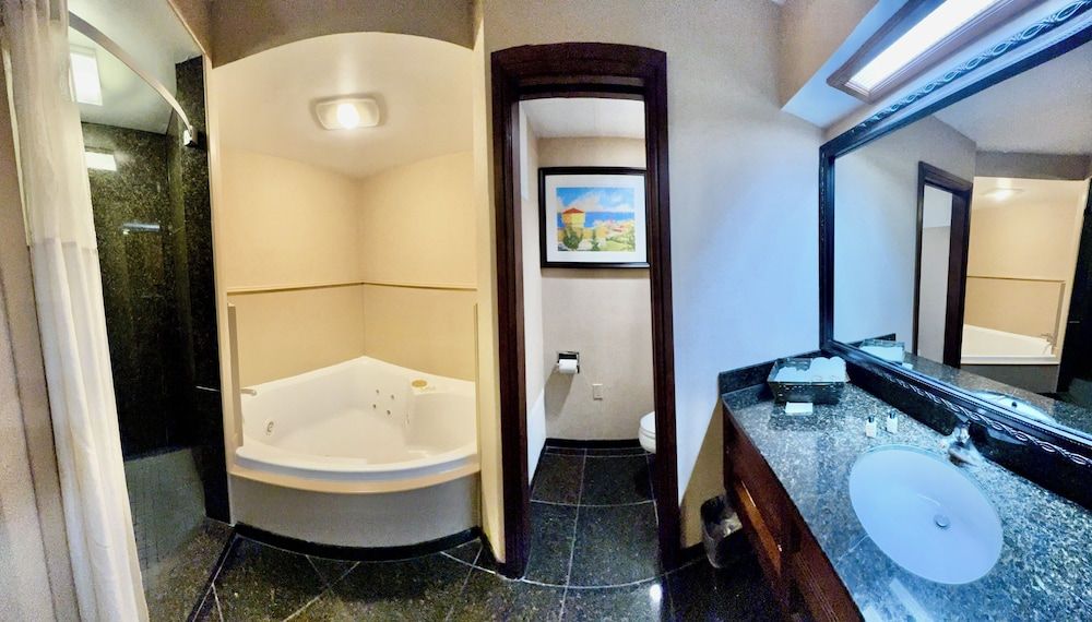 Hamilton Inn Select Beachfront Mackinaw City Elite Room, 1 King Bed and 1 Queen Bed 13