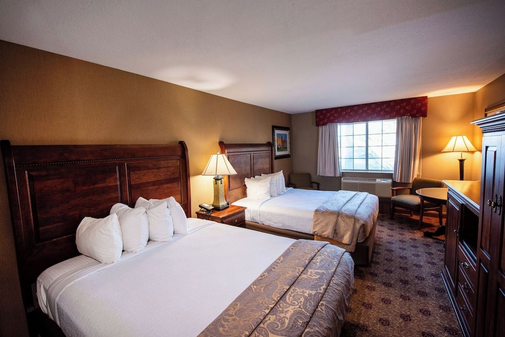 Hamilton Inn Select Beachfront Mackinaw City Executive Suite, 2 Bedrooms, 2 Bathrooms 4