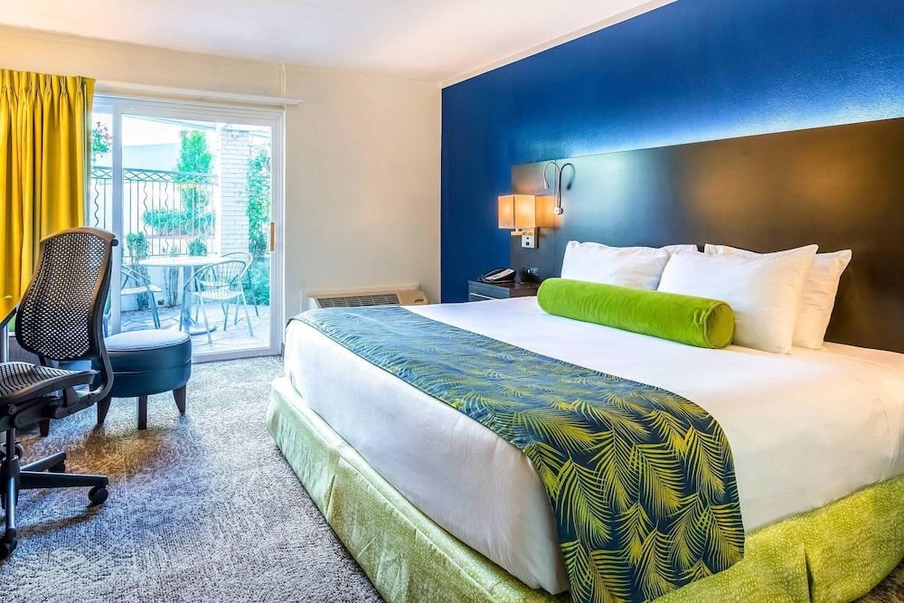 Room, 1 King Bed, Balcony, Pool View