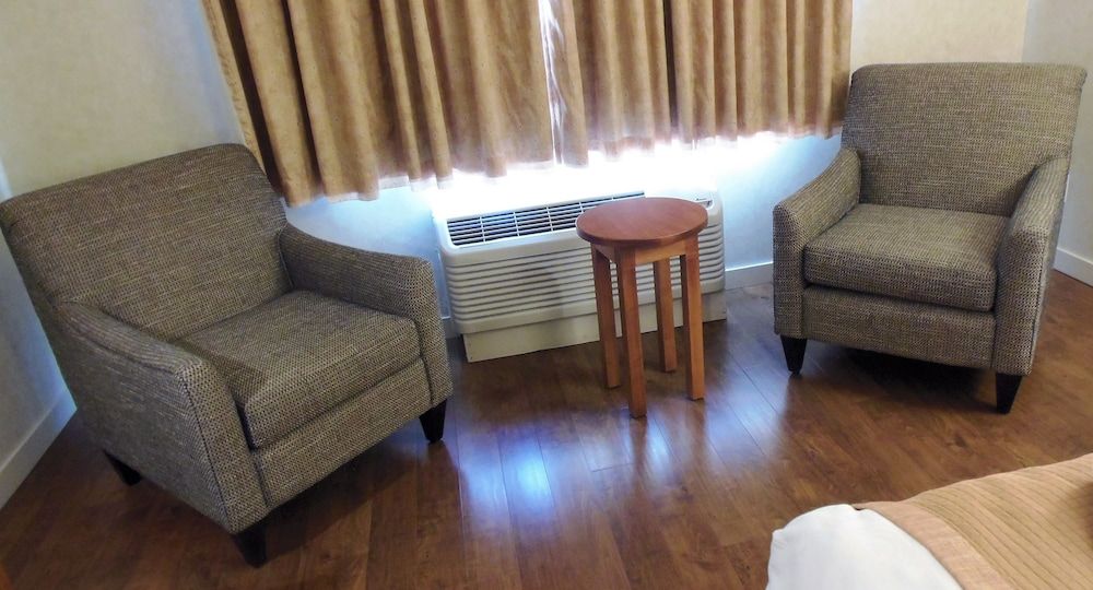 Rosslyn Inn and Suites Executive Suite, 1 King Bed 5