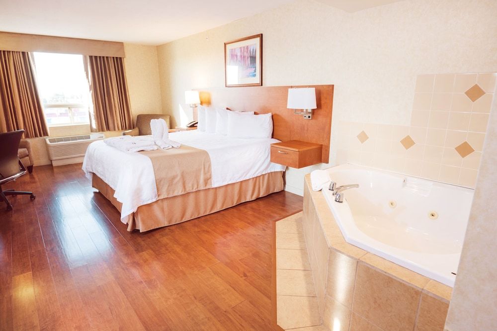 Rosslyn Inn and Suites Executive Suite, 1 King Bed 10