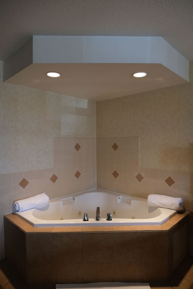 Rosslyn Inn and Suites Executive Suite, 1 King Bed 9