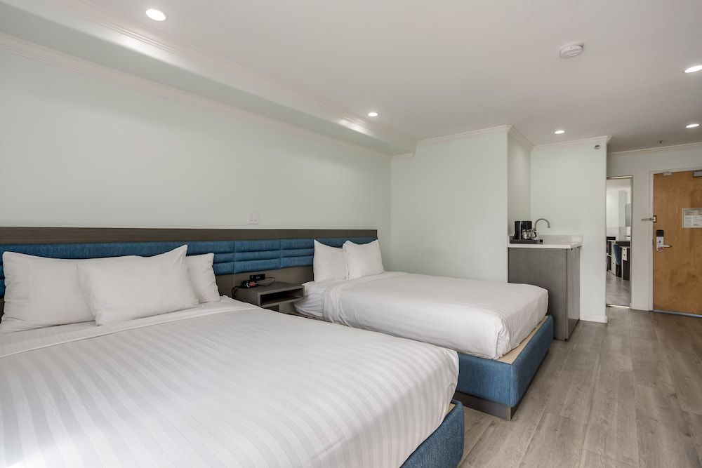 Pacifica Beach Hotel Room, 2 Queen beds, Street view Balcony 4