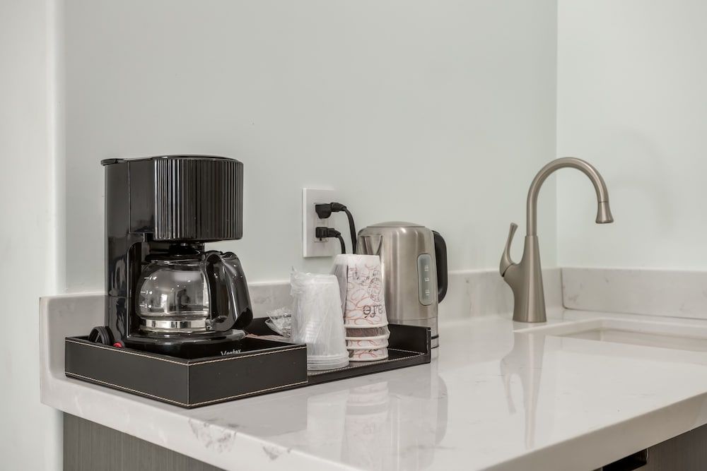 Pacifica Beach Hotel Room, 2 Queen beds, Street view Balcony 9