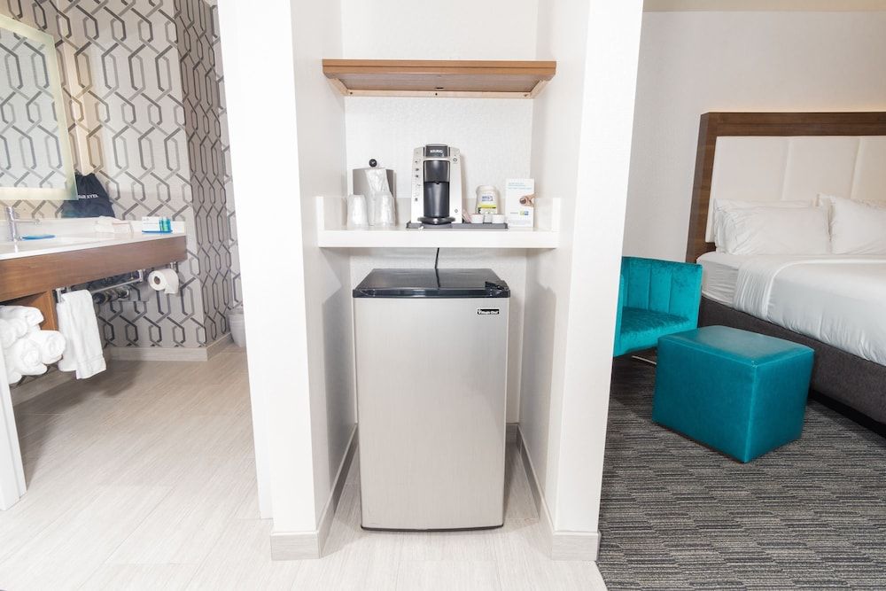 Holiday Inn Express Hotel & Suites Hollywood Walk of Fame by IHG Standard Room, 1 Queen Bed 8