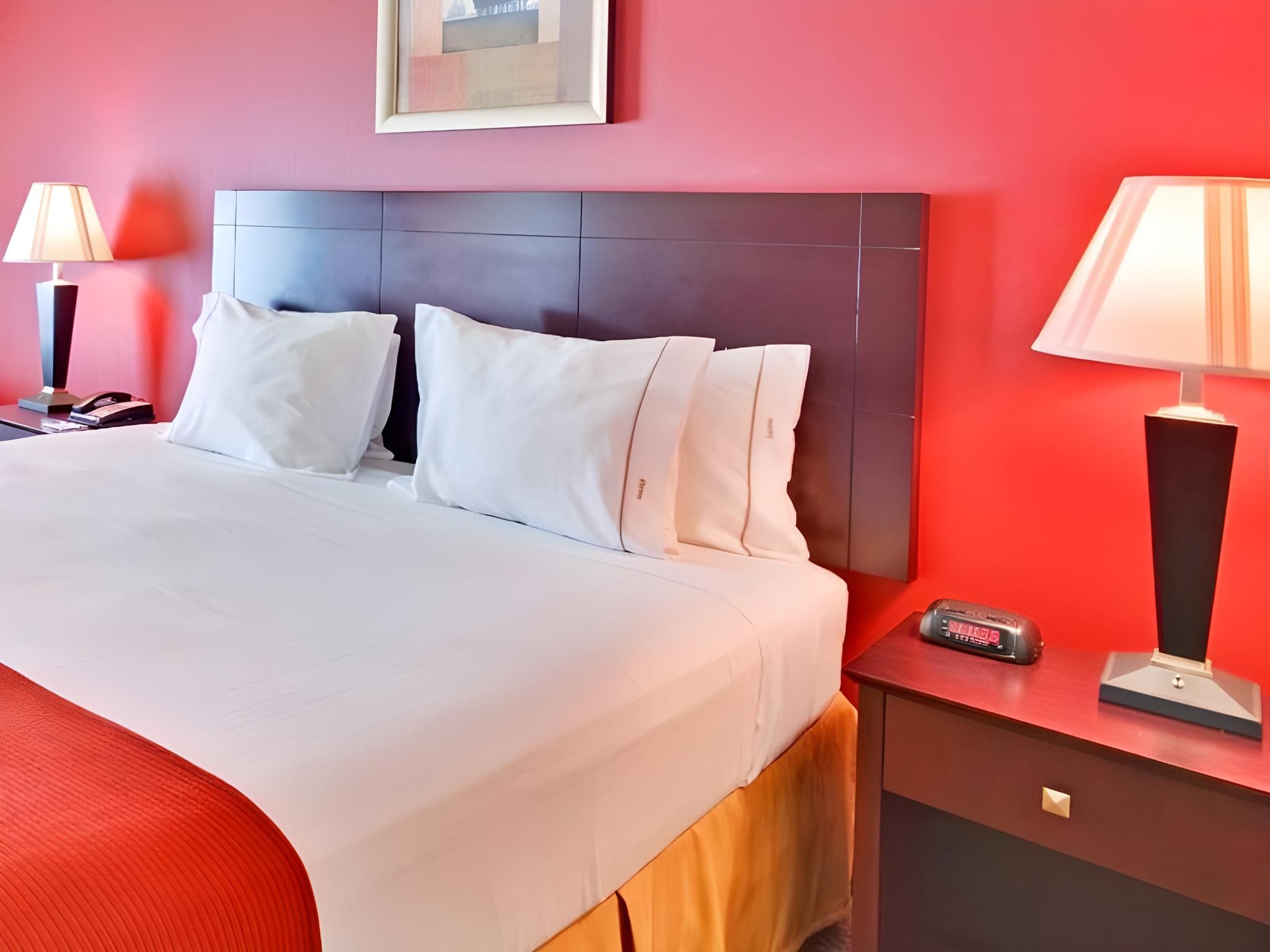 1 King Suite Communication Mobility Accessible Tub