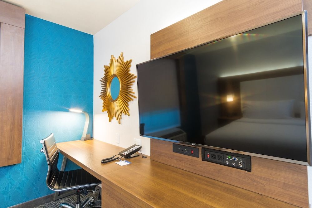 Holiday Inn Express Hotel & Suites Hollywood Walk of Fame by IHG Standard Room, 1 Queen Bed 7