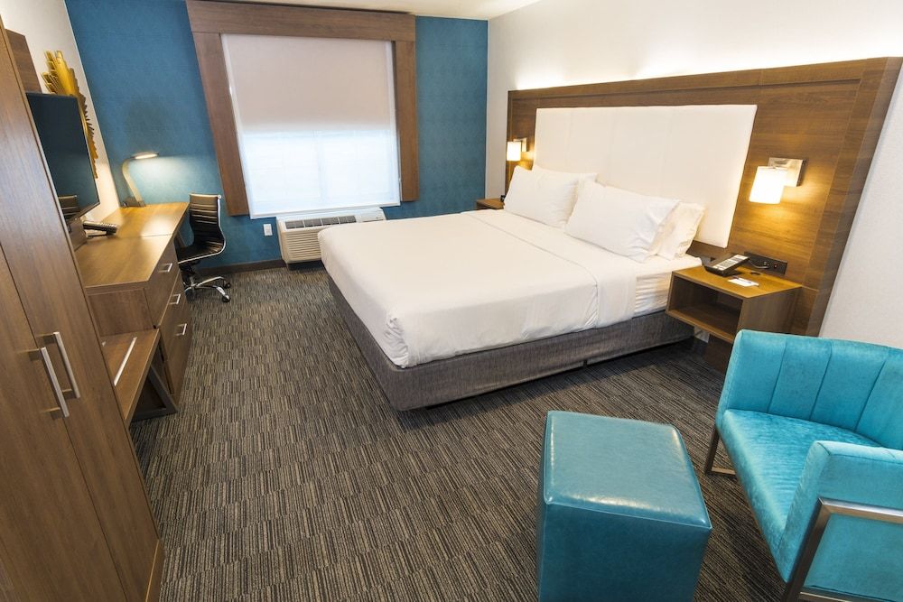 Holiday Inn Express Hotel & Suites Hollywood Walk of Fame by IHG Standard Room, 1 Queen Bed