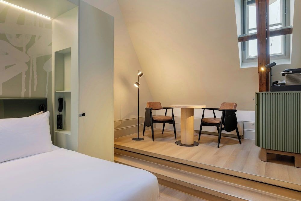 The College Hotel Amsterdam, Autograph Collection Superior Room, 1 Queen Bed, Non Smoking 8