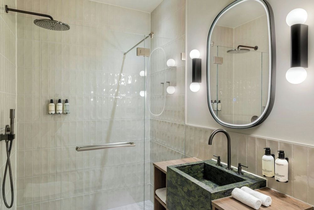 The College Hotel Amsterdam, Autograph Collection Superior Room, 1 Queen Bed, Non Smoking 4