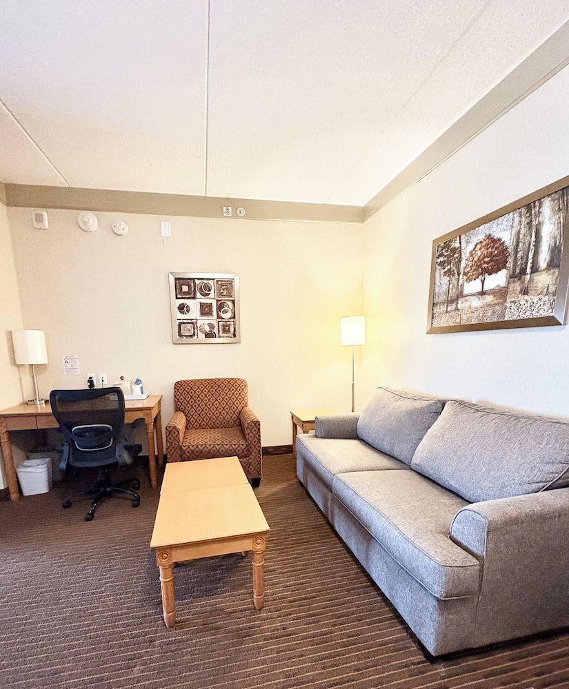 Waterloo Suites Hotel, Trademark Collection by Wyndham Business Suite, 1 King Bed with Sofa bed, Non Smoking 4