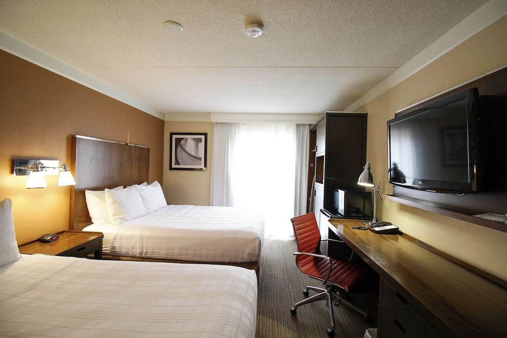 Waterloo Suites Hotel, Trademark Collection by Wyndham Room, 2 Queen Beds, Non Smoking 2