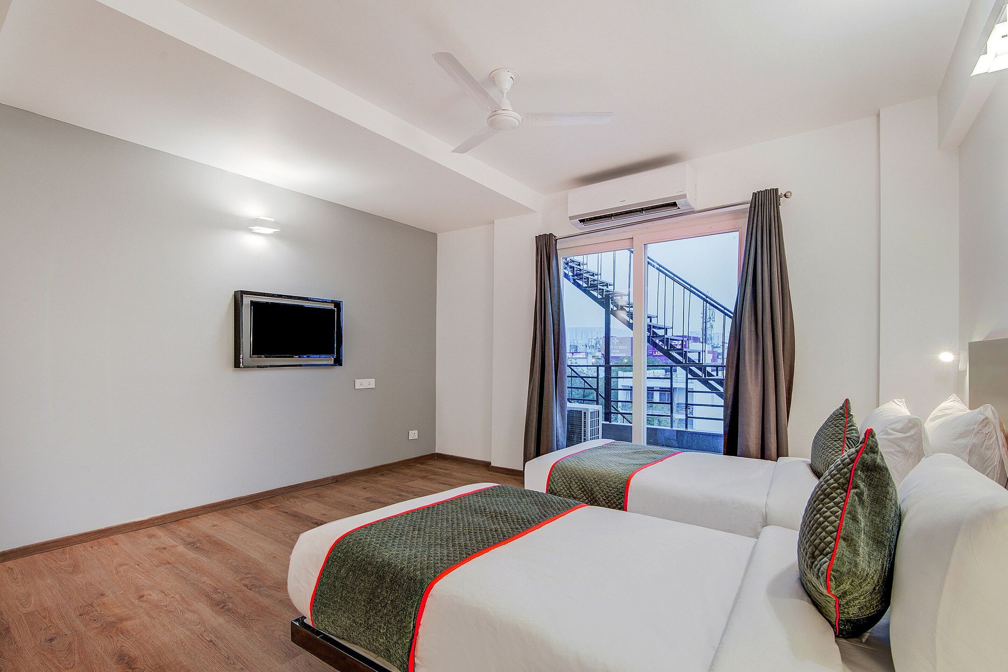 Townhouse Oak Golf Course Road Classic Room 3