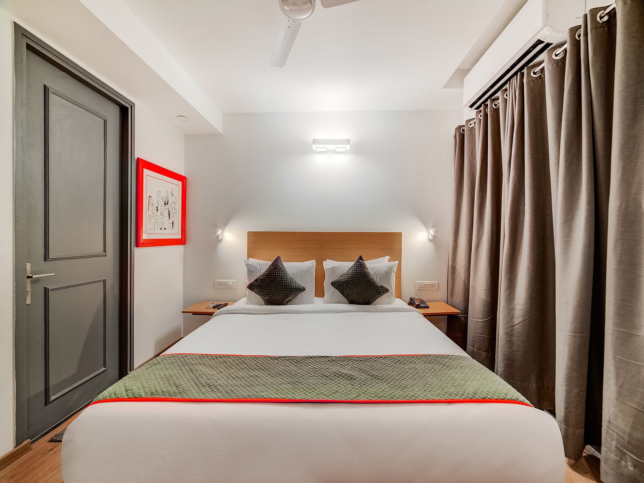 Townhouse Oak Golf Course Road Classic Room 6