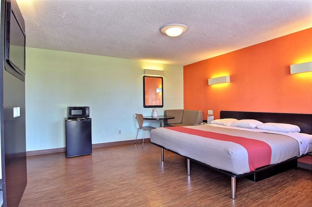 Deluxe Room, 1 King Bed, Non Smoking, Hot Tub