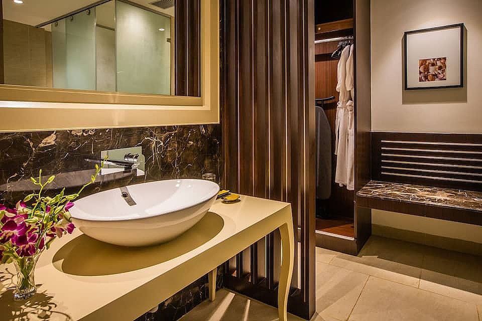 Executive Suite Washroom
