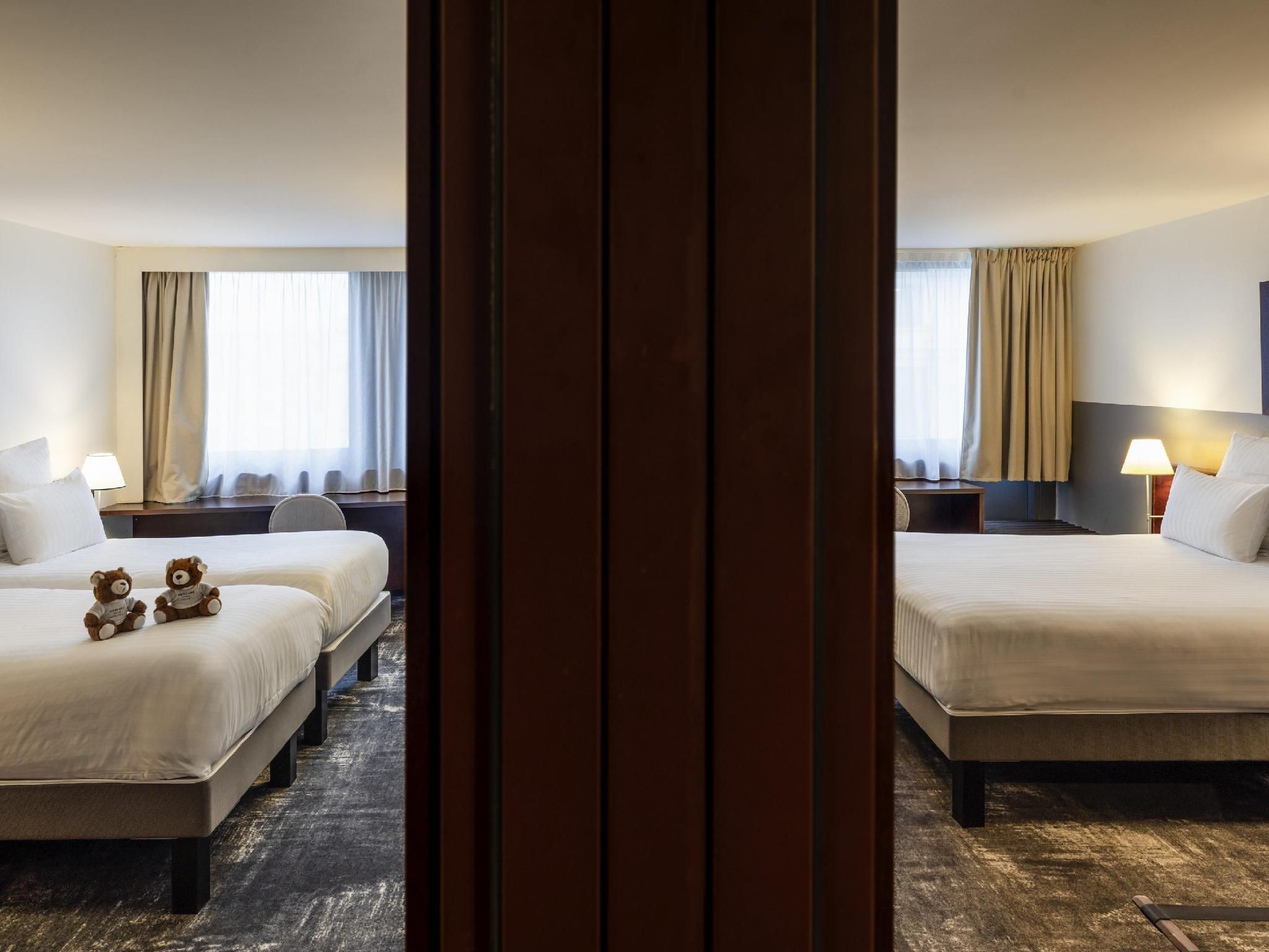 Family room (2 bedrooms) - 1 double bed and 2 s ingle beds