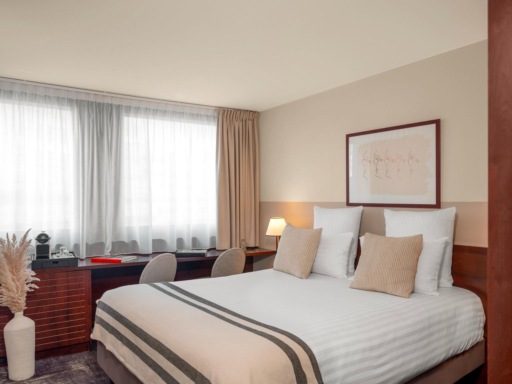 Family room (2 bedrooms) - 1 double bed and 2 s ingle beds