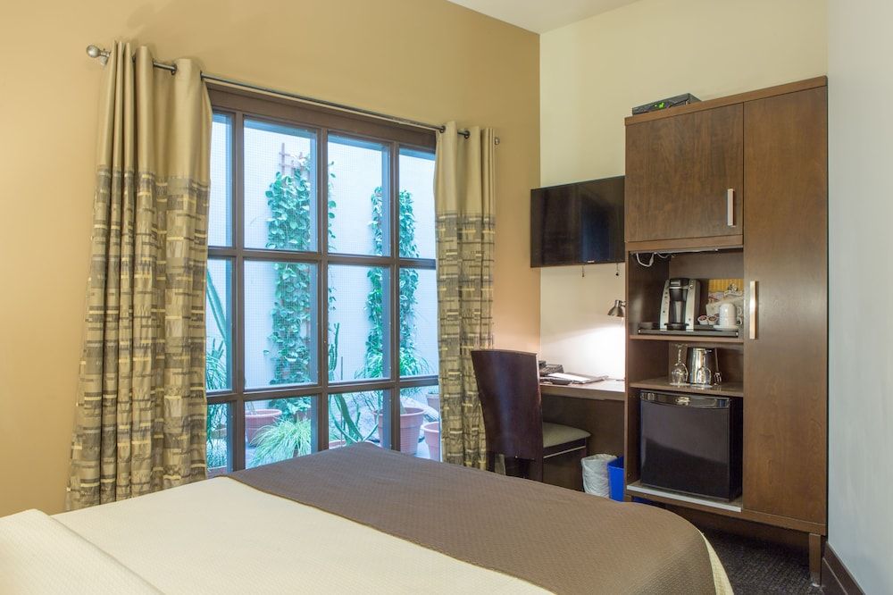 Hôtel Sainte-Anne Classic Room, 1 Queen Bed, Courtyard Area