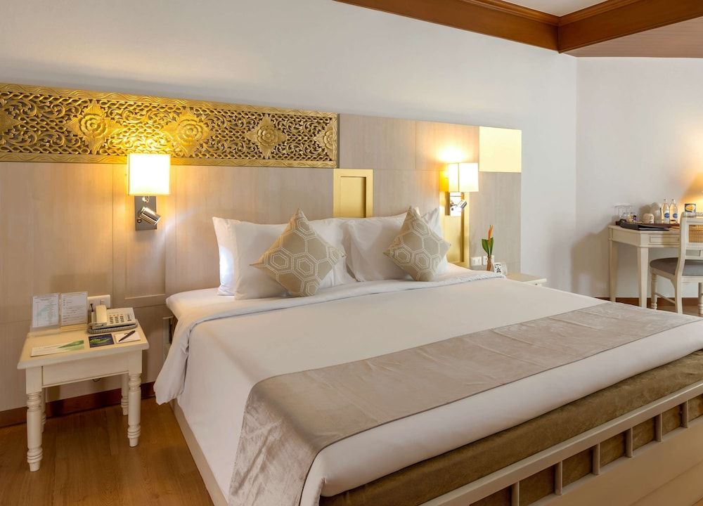 Deluxe Room, 1 King Bed, Non Smoking, Pool View