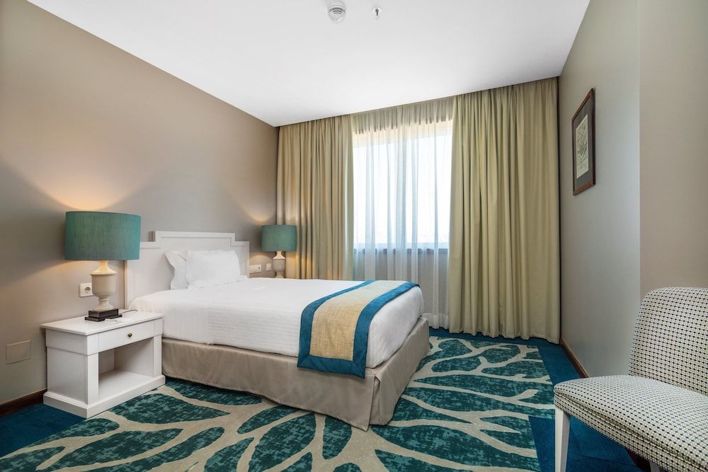 Suite, 2 Bedrooms (Dining Area)