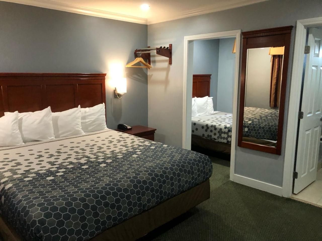 Redondo Inn and Suites Deluxe Room with Two Beds 2