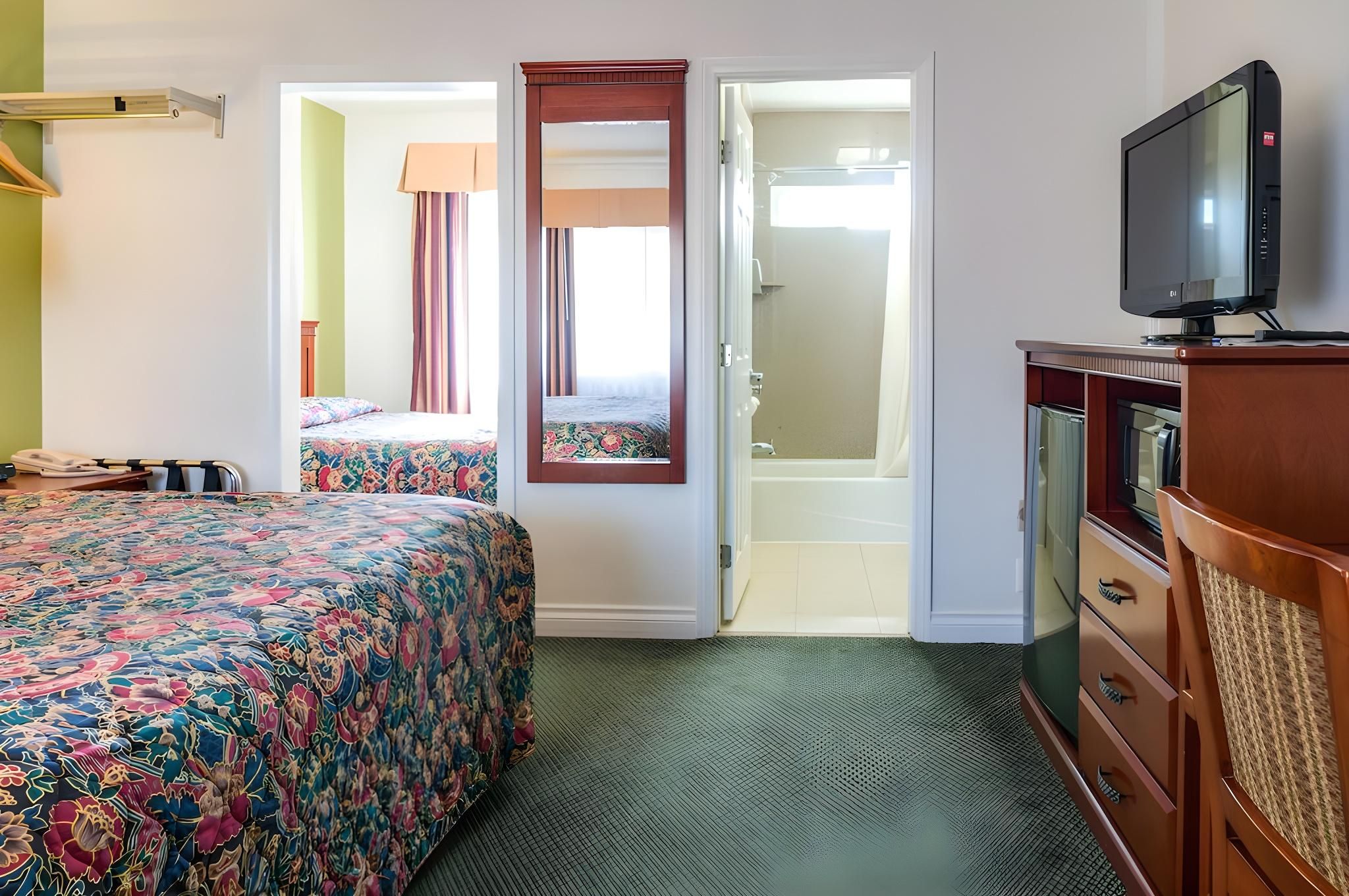 Redondo Inn and Suites Deluxe Room with Two Beds 3