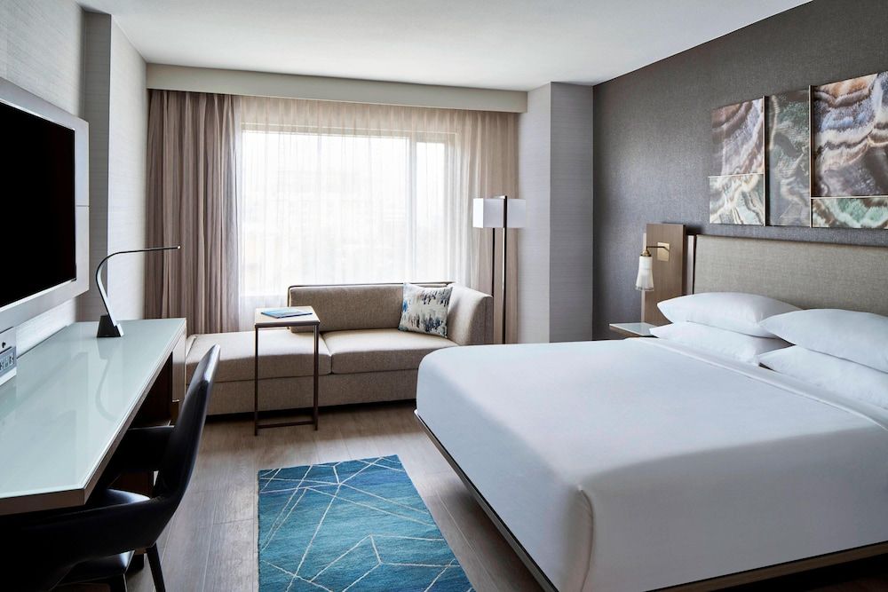 Room, 1 King Bed (Mobility/Hearing Access, Roll-In Shwr)