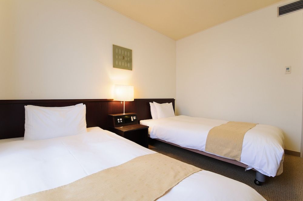 Twin Room, Smoking