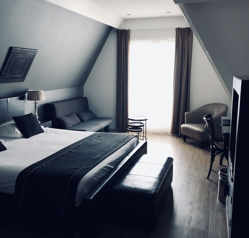 Family Room, 1 King Bed with Sofa bed