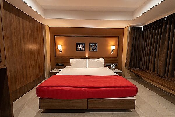 Enrise by Sayaji Pune Deluxe Room 4