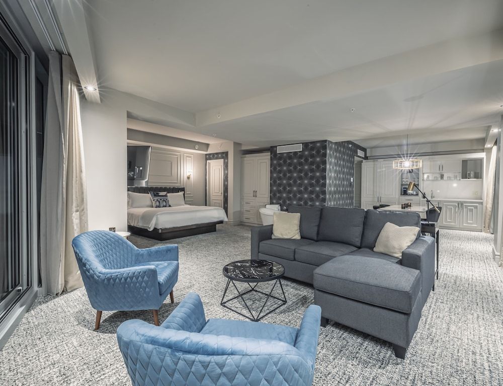 Le Capitole Hôtel Suite Horizon with King bed, balcony, Old Quebec view and Laurentides view 2