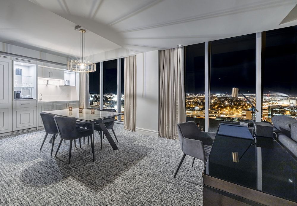 Le Capitole Hôtel Suite Horizon with King bed, balcony, Old Quebec view and Laurentides view 5