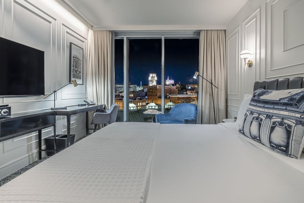 Le Capitole Hôtel Room Citadine with Queen bed