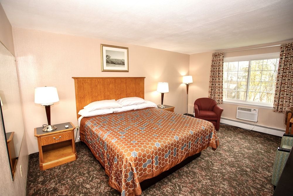 Budget Inn - Syracuse Airport Standard Room, 1 King Bed, Non Smoking