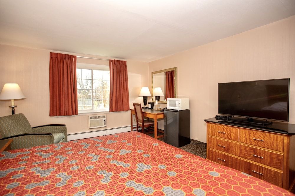 Budget Inn - Syracuse Airport Standard Room, 1 King Bed, Smoking 5