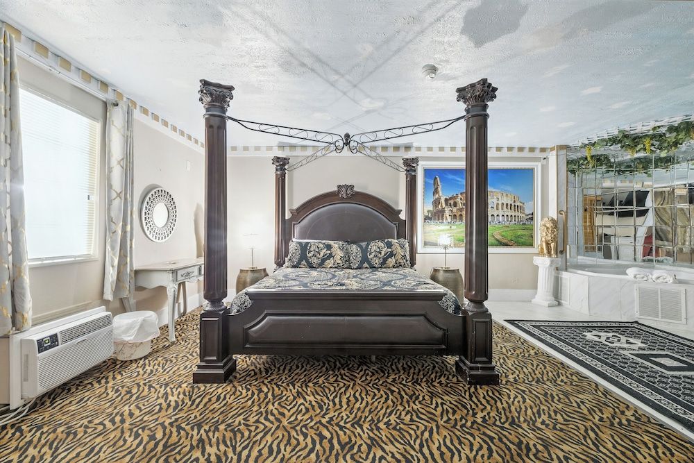 Suite, 1 King Bed, Non Smoking (Roman)